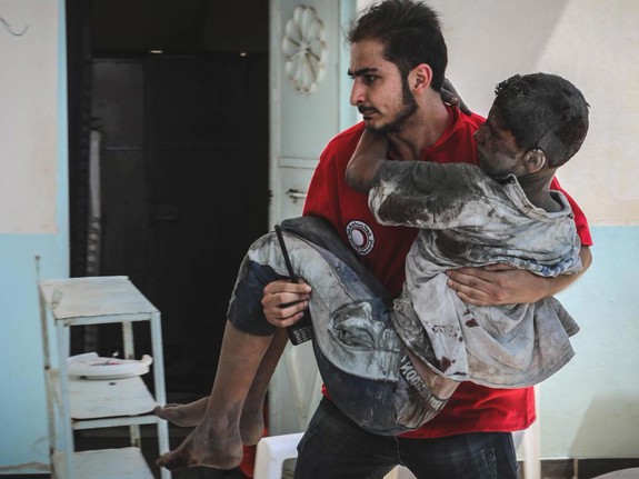 Röda Korset volontär bär skadad person.