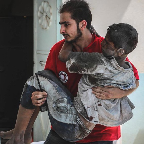 Röda Korset volontär bär skadad person