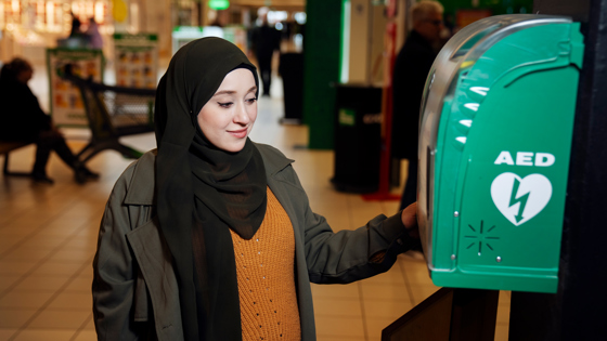 Rewa står intill en hjärtstartare