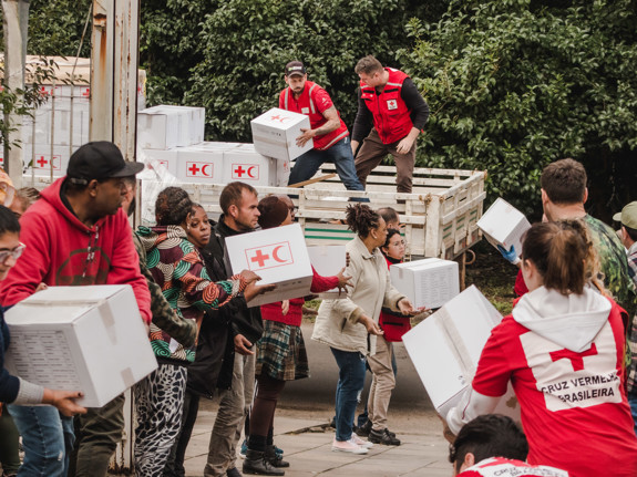 Röda Korsare delar ut förnödenheter.