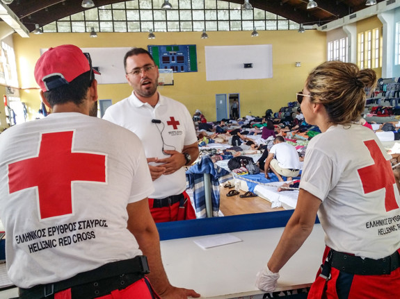 Röda Korset delar ut förnödenheter i Grekland.