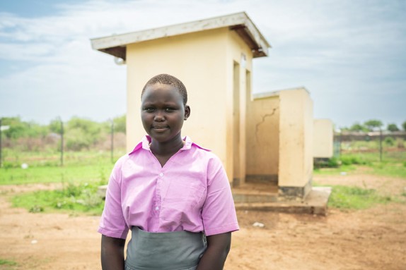 17-åriga Precious Namana Lokai är en av de flickor som fått Röda Korsets menspaket.