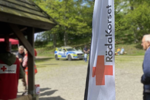 Bilden visar Röda Korsets beachflagga vid grillplatsen i Karnas backe