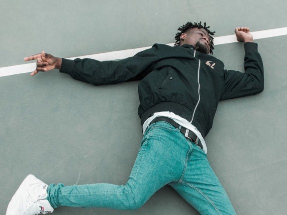 Man ligger på marken under ett krampanfall