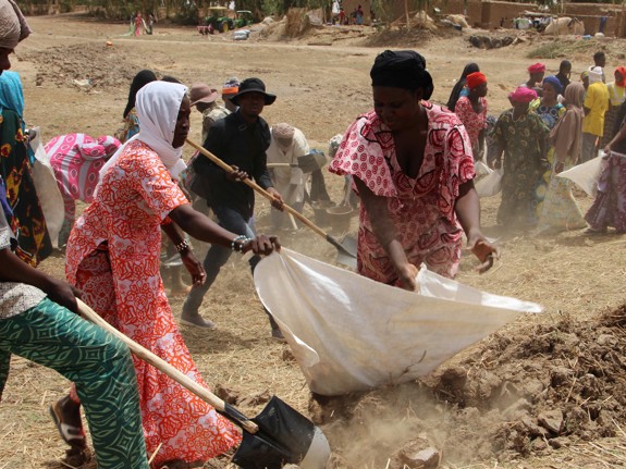 Människor i Mali gräver i jord.