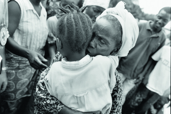 Återförenas under kriget i Liberia.