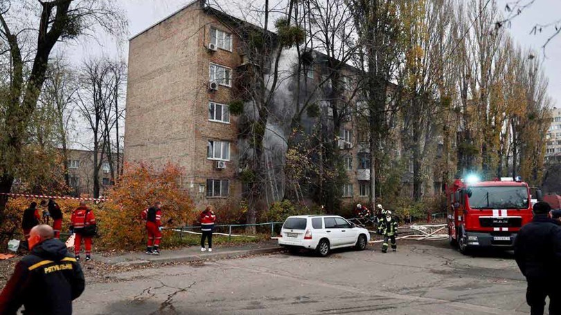 Efter att den här byggnaden i Kiev träffades av beskjutning var volontärer på plats för att hjälpa drabbade och bistå räddningspersonalen.