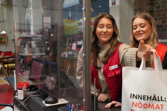 Praktikater-i-kassan-i-Roda-korset-second-hand-butik-i-Varberg