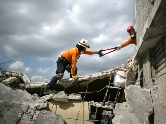 Volontärer letar i rasmassor på Haiti