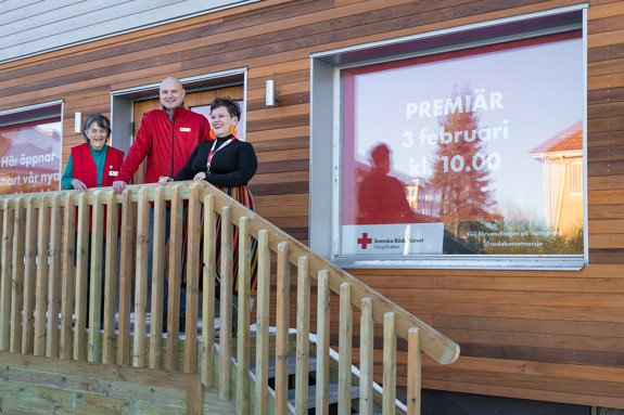 Volontär-ordförande-och-butiksansarig-utanför-nya-butiken-i-nässjö