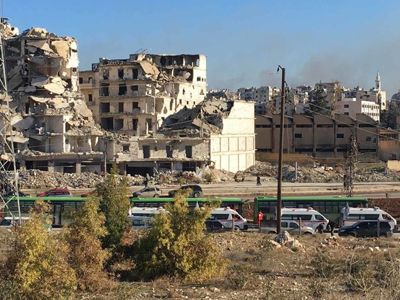 Konvoj med bilar ut ur Aleppo