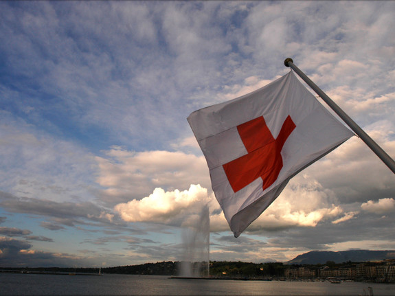 Flagga med rött kors.