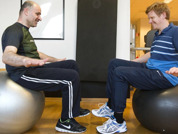 Män gör sjukgymnastik.