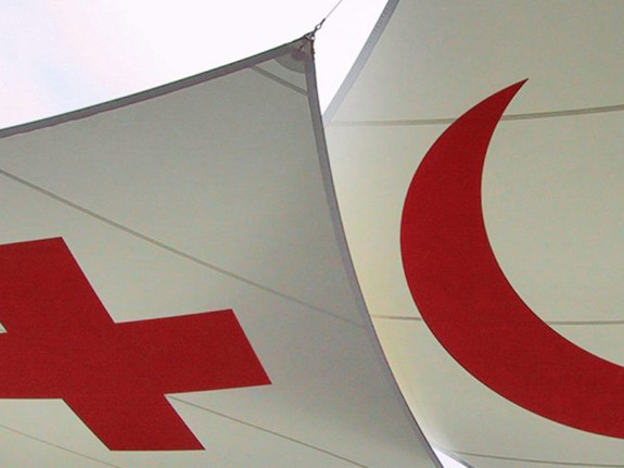 Flaggor Röda Korset och Röda Halvmånen