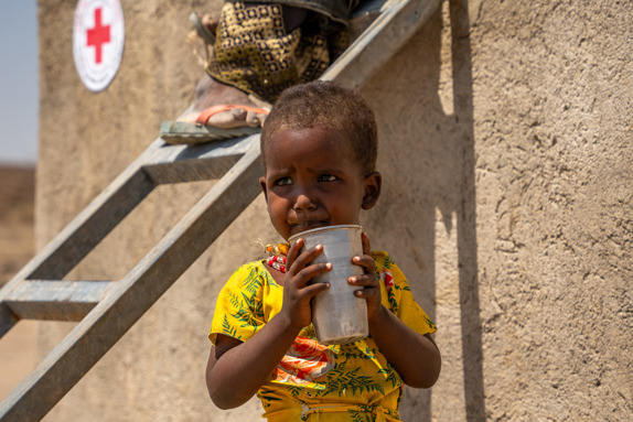 Flicka får vatten i Etiopien.