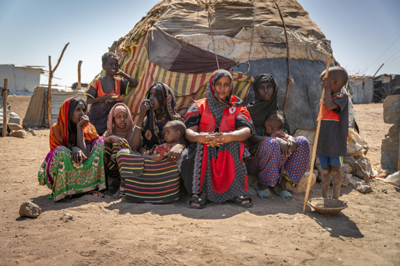 Kvinnor hämtar vatten i Etiopien.