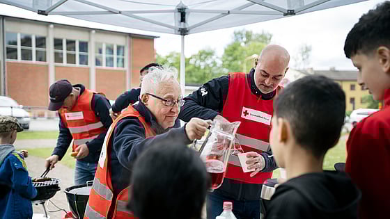 En person som serverar saft