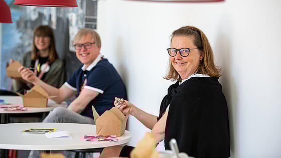 Tre tjänstepersoner sitter vid skrivbord