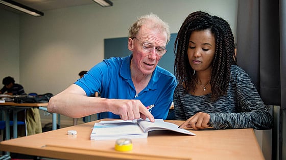 Sture Hemberg lär ensamkommande ungdomar att lösa kluriga ekvationer.