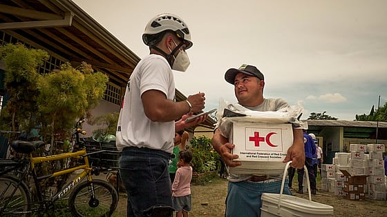 Nödhjälp delas ut i Venezuela