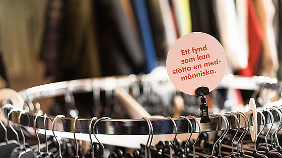 Hyllvippa med text: Ett fynd som kan stötta en medmänniska
