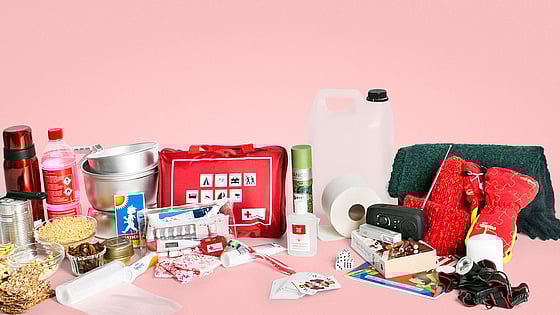 Krislåda med mat, vatten och mediciner