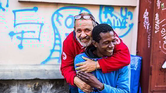 Män som kramas i gemenskap