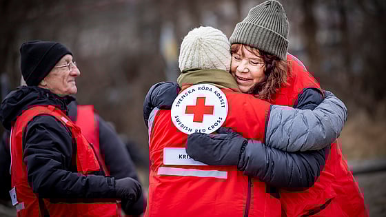 Två krisstödjare som kramas