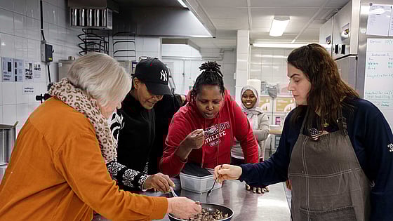 Röda kors-frivilliga lagar mat