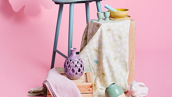 vårkläder-i-färgglada-toner-som-hänger