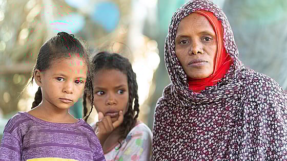 Aziza och hennes barn.