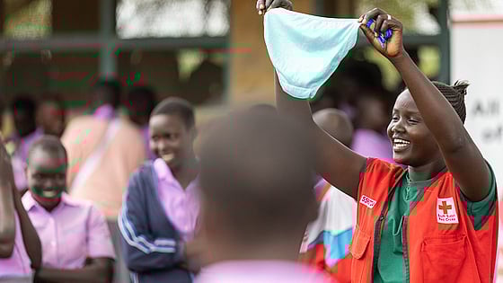 En volontär från Röda Korset håller upp ett par trosor och för flickor på en skola i Kapoeta, Sydsudan under en lektion om menshygien.
