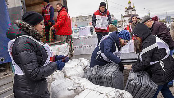 Röda Korset volontärer delar ut nödhjälp.