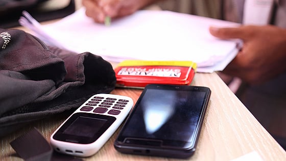 Mobiler och papper på skrivbord