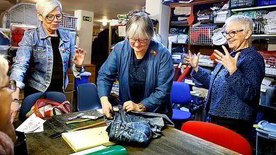 Tre kvinnor redesignar kläder