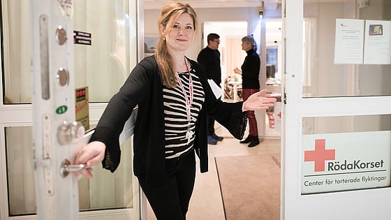 Kvinna står i dörröppning på behandlingscenter