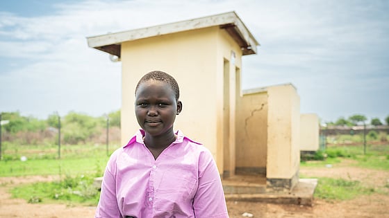 Flicka utanför toalett