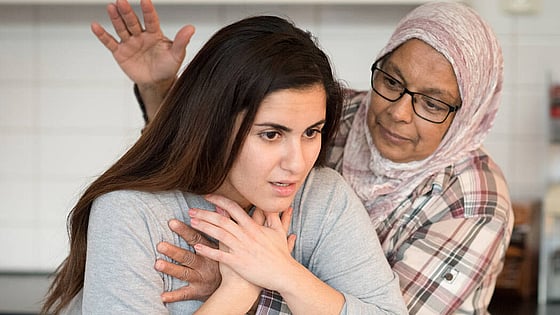 Kvinna ger annan kvinna första hjälpen