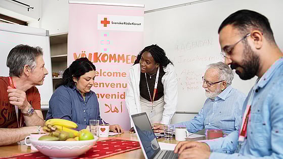 Värvare står bakom Röda Korset-flagga