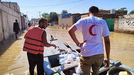 Volontär rensar upp efter översvämning i Pakistan