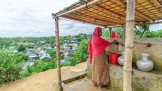Kvinna hämtar vatten