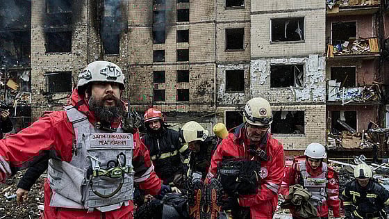 Brödpaket delas ut i krigets Aleppo