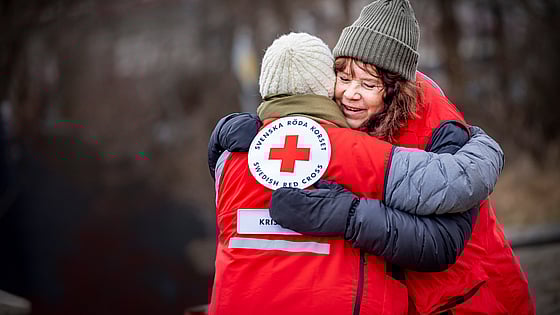 Två krisstödjare som kramas