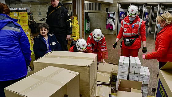 Röda Korset volontärer packar upp lådor.