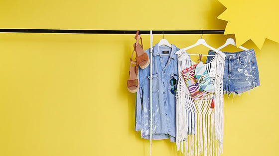 sommarkläder-hänger-på-en-klädstång