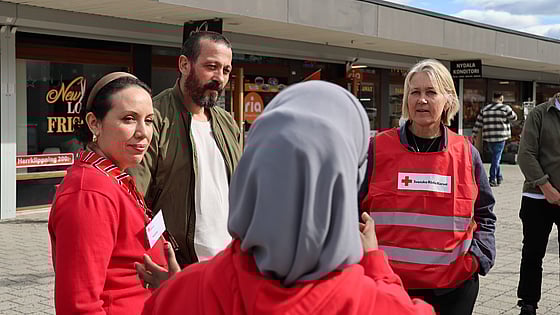 Personer som pratar utomhus