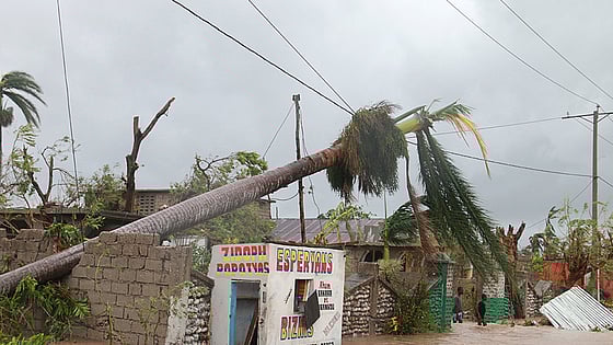Översvämmad gata efter storm