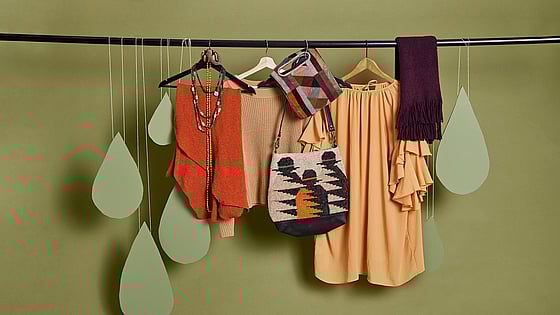 second-hand-höstkläder-som-hänger-på-en-klädstång