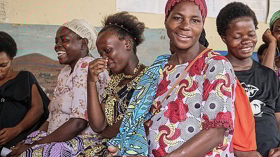 Glada barn vid vattenkran