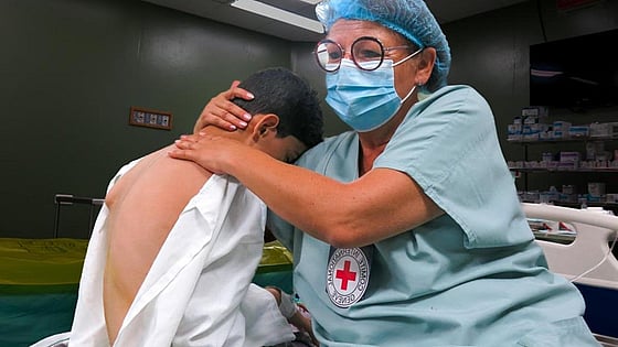 Sjuksköterska hjälper i Gaza.